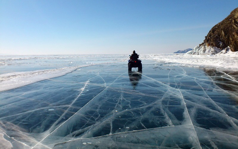 На квадроцикле по льду Байкала